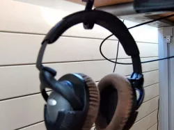 Headphone bracket
