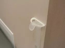 Shoe horn hook / hinge