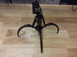 Servo actuated claw