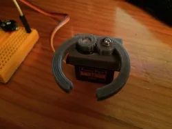 Simple servo gripper