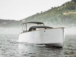 Realistic boat with wake animation using texture displacemement 3D model