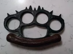 Ergonomic grip spiked knuckles