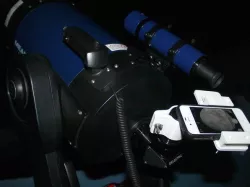 Universal telescope eyepiece smartphone mount