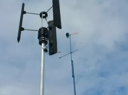 Fonctional eolienne with Darrieus propeller and axial flux generator