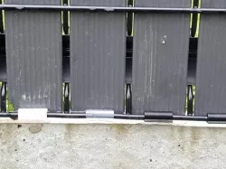 Clip d'occultant pour panneau de barrière rigide