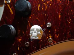 Electric guitar skull tone switch