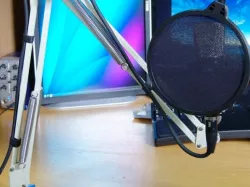 Microphone holder from a lamp arm