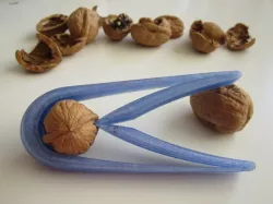 Flexible walnut nutcracker