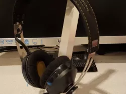 An Elegant Headphone Stand