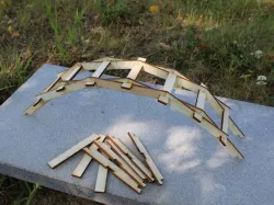 Leonardo da Vinci inspired self supporting bridge