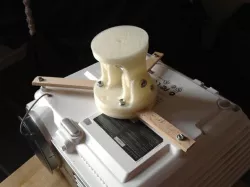 Universal projector ceiling mount