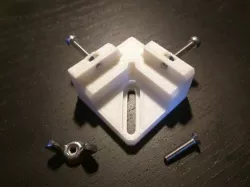 Adjustable glass bed corner bracket