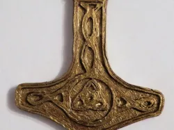 Pendant - thor's hammer.