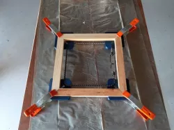Frame glue corner
