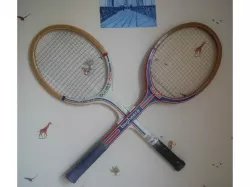 Tennis racket holder