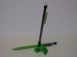 Pencil holder in the form of a comma / Porte crayon en forme de virgule
