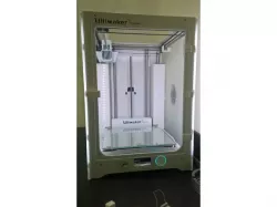 Screwless hinge and latch for Ultimaker 3 door