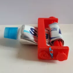 Toothpaste squeezer