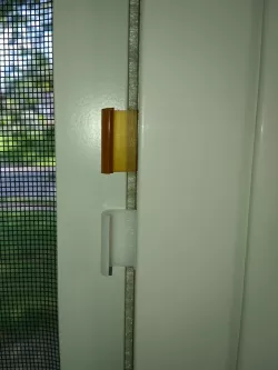 Screen clip for vinyl casement window