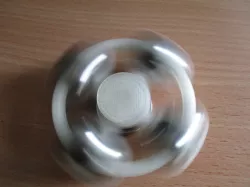 Fidget spinner with balls 