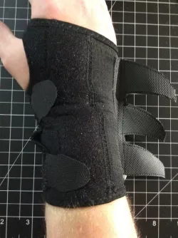 Bat fins for wrist brace