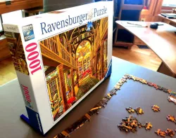 Jigsaw puzzle box stand
