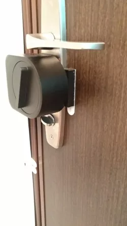Sesame Smart Lock: Compatibility Bracket for Tiny Knobs and Riser Mount
