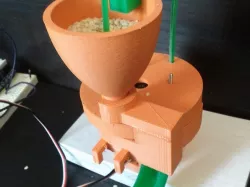 Servo-controlled Degu Feeder