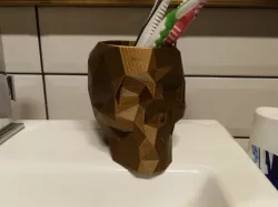 Skull lowpoly pen holder