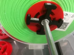 Filamment holder center plug
