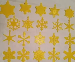 20 realistic snowflakes from a parameteriс generator
