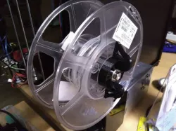 filament spool axle with spring-loaded clips