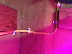 Flat wire clamp