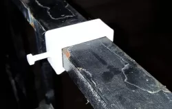 Keyhole mount clip for rectangular tubing