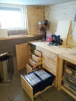 Workbench cabinet with drawers