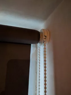 Roller blind mounting brackets
