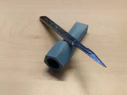 Scalpel blade cover with screw thread