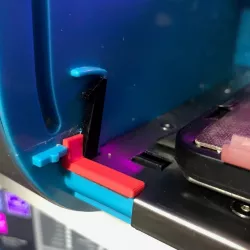 Simpler door latch clip