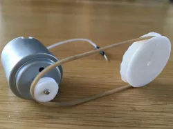 DC-motor wheels for rubber band