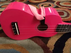 Small guitar or ukulele strap clip
