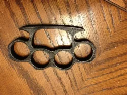 Knuckle duster "brass knuckle"