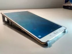 Foldable laptop/tablet stand