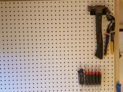 Hammer hanger pegboard