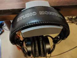 Headphones Hanger/Stand for standard American folding table