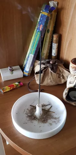 Simple round incense stand