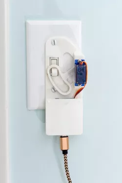 Smart light switch with a servo