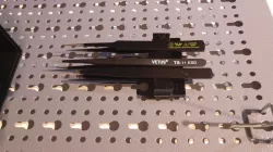 Bracket tweezer (Peg mount)