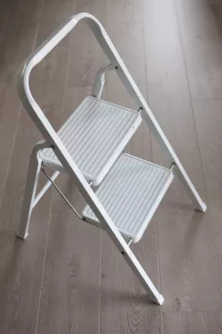 Feet for mini stepladder