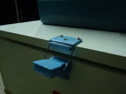 Toolbox latch