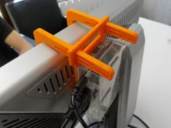 Raspberry fixation for screen